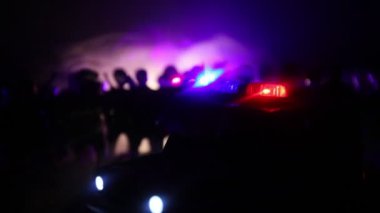 Polis arabaları sis arka plan ile gece polislerle. 