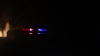 Polis arabaları sis arka plan ile gece polislerle. 