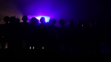 Polis arabaları sis arka plan ile gece polislerle. 