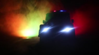 Sis arka plan ile gece polis arabası. 911 acil durum yanıt polis arabası suç mahalline hızlandırmak. 