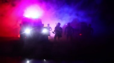 Polis arabaları sis arka plan ile gece polislerle. 