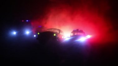 Sis arka plan ile gece polis arabaları. 911 acil durum yanıt polis arabası suç mahalline hızlandırmak. 