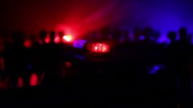Polis arabaları sis arka plan ile gece polislerle. 