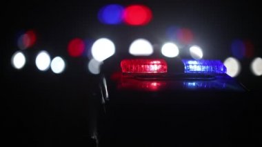 Sis arka plan ile gece polis arabaları. 911 acil durum yanıt polis arabası suç mahalline hızlandırmak. 