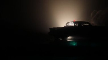 Sis arka plan ile gece polis arabası. 911 acil durum yanıt polis arabası suç mahalline hızlandırmak. 