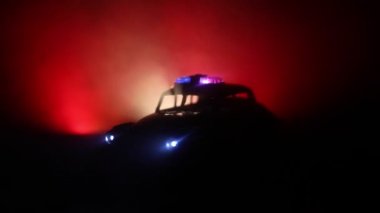 Sis arka plan ile gece polis arabası. 911 acil durum yanıt polis arabası suç mahalline hızlandırmak. 