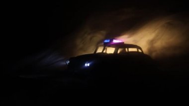 Sis arka plan ile gece polis arabası. 911 acil durum yanıt polis arabası suç mahalline hızlandırmak. 