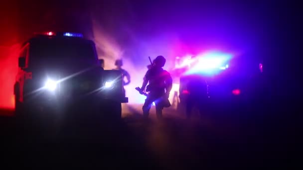 Politieagenten Met Politieauto Nachts Met Mist Achtergrond — Stockvideo