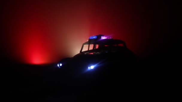 Polisbilar Natten Med Dimma Bakgrund 911 Emergency Response Polisbilar Fortkörning — Stockvideo