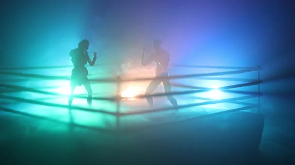 ボックス リング シーン ボクシングの文字 ポージング フィギュア アートワークの装飾 男の光で装飾された霧背景にボクシングの練習やスポーツ スクランブル — ストック動画