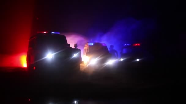 Policías Con Coches Policía Noche Con Fondo Niebla — Vídeos de Stock