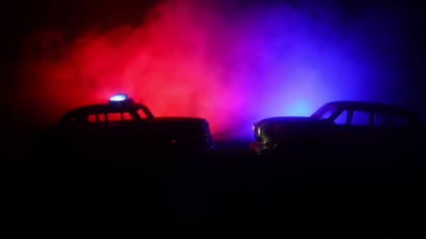 夜の霧の背景を持つ警察の車 罪の場面にスピード 911 の緊急応答警察車 — ストック動画