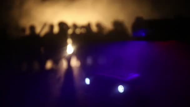 Polizisten Mit Polizeiautos Der Nacht Mit Nebelhintergrund — Stockvideo