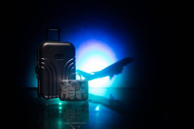 Yaz tatil kavramı. Arka planda uçak ile seyahat bavul. Metniniz için boş alan ile sanat masa dekorasyonu. Bavula odaklanmak.