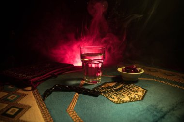 Su ve tarihleri. Iftar akşam yemeğidir. Halı üzerinde görünümü dekorasyon ramazan Kareem tatil. Bayram tebrik kartı, Müslüman kutsal ay ramazan Kareem için davet. Seçici odak