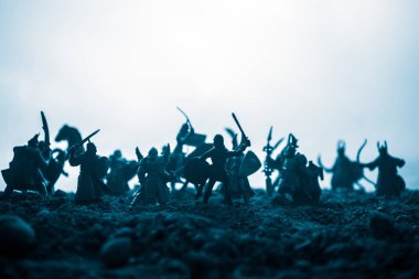 Süvari ve piyade ile ortaçağ savaş sahnesi. Siluetleri şekiller ayrı nesneler olarak mücadele günbatımı sisli arka plan savaşçılar arasında. Resim dekorasyon. Seçici odak