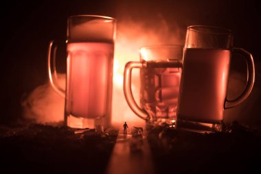 Soyut alkolizm kavramı. Sisli bir gecede dev gözlüklü yolun ortasında duran bir adam silüeti alkollü içecek ile dolu. Yaratıcı sanat çalışmaları dekorasyon