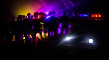 Anti-çevik kuvvet polisi vermek sinyal hazır olmak. Hükümet güç kavramı. Polis içinde hareket. Işık ile karanlık bir arka plan üzerinde duman. Mavi kırmızı yanıp sönen sirenler. Diktatörlük güç
