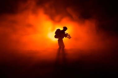 Askeri askerin siluet silahla. Savaş kavramı. Askeri siluetleri savaş sis sahnede mücadele arka plan, Dünya Savaşı askerin siluet aşağıda bulutlu manzarası, gece gökyüzü. Saldırı sahne