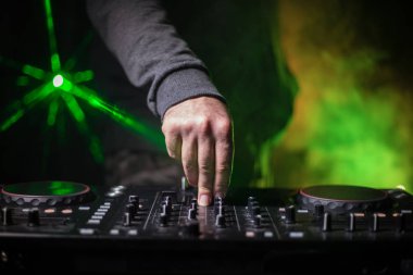 DJ iplik, karıştırma ve bir gece kulübünde tırmalamak, dj elinde çeşitli parça denetimlere dj's güverte, strobe ışıklar ve sis oynamak veya parti gece kulübünde parça Dj karışımları. Seçici odak