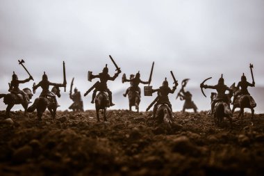 Süvari ve piyade ile ortaçağ savaş sahnesi. Siluetleri şekiller ayrı nesneler olarak mücadele günbatımı sisli arka plan savaşçılar arasında. Resim dekorasyon. Seçici odak