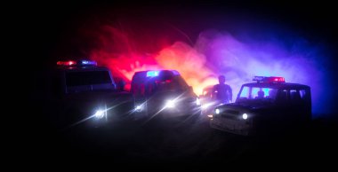 Geceleri polis arabaları. Polis arabası sisli bir arabayı gece takip ediyor. 911 acil durum arabası suç mahalline doğru hızla gidiyor. Seçici odak