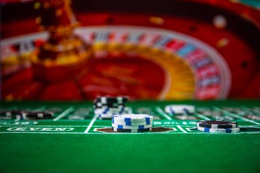 Kartları ve yeşil keçe casino masa yongaları. Arka plan kopya alanı ile. Kumar, poker, casino ve kartları oyun Tema. Casino öğeleri üzerinde yeşil. Seçici odak