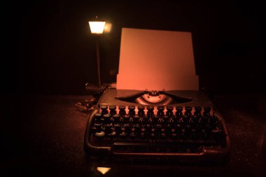 Eski moda typewritter Karanlık sisli arka plan üzerinde. Vintage typewritter makine kapatın. Seçici odak