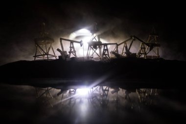 Resim dekorasyon. Yağ pompaları ve petrol sis ve arka ışık ile gece enerji Sanayi makineleri için petrol kuyularında. Enerji sanayi kavramı. Seçici odak