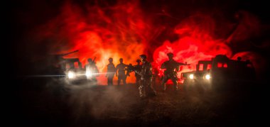 Savaş kavramı. Savaş sahnesi savaş sis gökyüzü arka plan üzerinde mücadele geceleri aşağıda bulutlu manzarası siluetleri. Ordu araç askerler sanat dekorasyonu ile