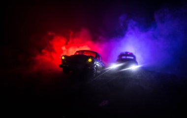 Polis arabası sisli bir arabayı gece takip ediyor. 911 acil durum arabası suç mahalline doğru hızla gidiyor. Seçici odak