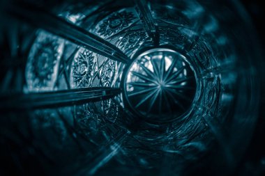 karanlık gece parlayan ışık avize ile soyut. Lüks yıldız ışık thrue kristal yansımaları ve kırılmalar koyu renkli arka plan nackground konsepti için karanlık, ışıklar