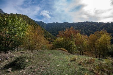 Güneşin doğuşuyla dağların güzel manzarası. Gün batımında dağlar. Azerbaycan Kafkasya Dağları
