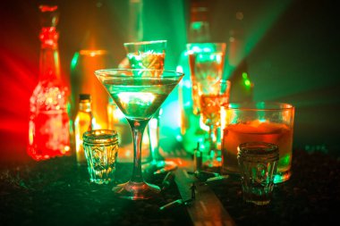 Soyut alkolizm kavramı. Sisli bir gecede dev gözlüklü yolun ortasında duran bir adam silüeti alkollü içecek ile dolu. Yaratıcı sanat çalışmaları dekorasyon