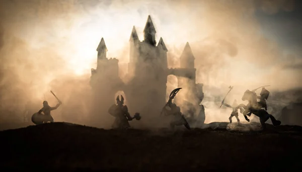 騎兵と歩兵の中世の戦闘シーン 個別のオブジェクトとして人物のシルエットは 日没の霧の背景の戦士間戦います 選択と集中 — ストック写真