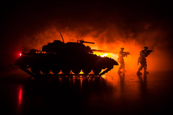 Концепция войны. Военные силуэты боевой сцены на фоне тумана войны, силуэт бронированного автомобиля под облачным горизонтом ночью. Сцена нападения. Танковая битва. Декорации
