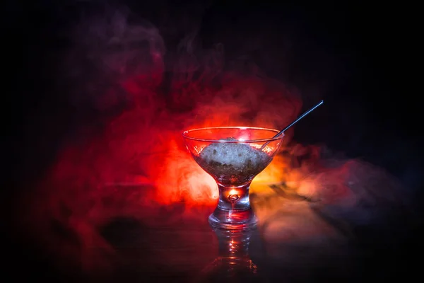 玻璃充满了五颜六色的水果冰淇淋在黑暗的背景与色调的光和雾 选择性对焦 — 图库照片