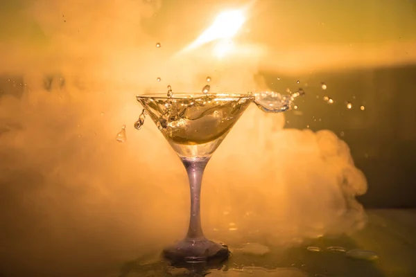 Martini Cocktailglas Stänk Dimmigt Sunset Bakgrund Eller Färggrann Cocktail Glas — Stockfoto