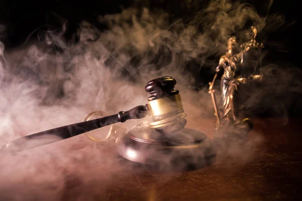 Юридическая Тема Молоток Судьи Деревянном Столе Статуей Судьи Концепция Коррупции — стоковое фото