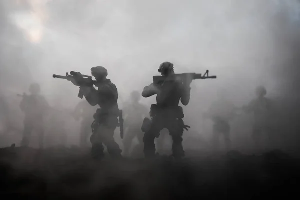Scena Battaglia Silhouette Militari Scena Combattimento Sfondo Cielo Nebbia Guerra — Foto Stock