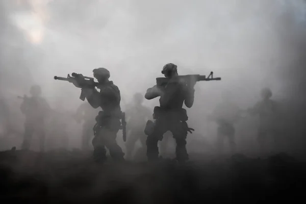 Cena Batalha Silhuetas Militares Lutando Cena Fundo Céu Nevoeiro Guerra — Fotografia de Stock