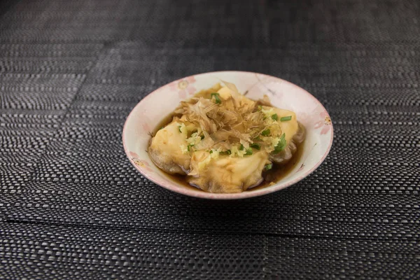 Japon gıda içinde plakalı görünümünü kapatın. Japonya masasına Doğu dekorasyonu ile geleneksel yemek. Seçici odak