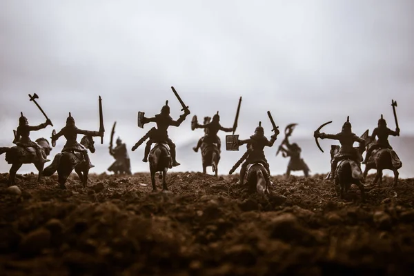 Adegan Pertempuran Abad Pertengahan Dengan Kavaleri Dan Infanteri Siluet Figur — Stok Foto