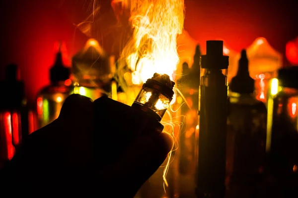 アーク プラズマ蒸着法の概念 電子タバコ アーク爆発 煙雲と暗い背景にアーク液体ボトル 光の効果 アーク プラズマ蒸着法広告として便利です 選択と集中 — ストック写真