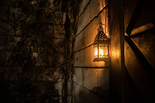 Güzel Renkli Bahçe Lambası Gece Işıklı Retro Tarzı Fener Gece — Stok fotoğraf