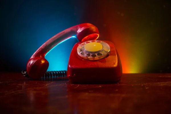 Starý Černý Telefon Starých Dřevěných Planěk Tmavým Pozadím Umění Mlhy — Stock fotografie