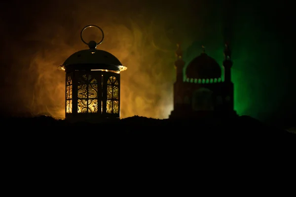 Lentera Arab Ornamental Dengan Lilin Menyala Malam Hari Dengan Latar — Stok Foto