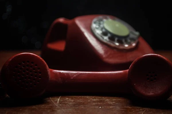 Telefone Preto Velho Tábua Madeira Velha Com Arte Fundo Escuro — Fotografia de Stock