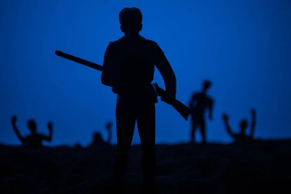 Mann Mit Gewehr Gegen Zombie Angriff Zombie Apokalypse Gruseliger Anblick — Stockfoto