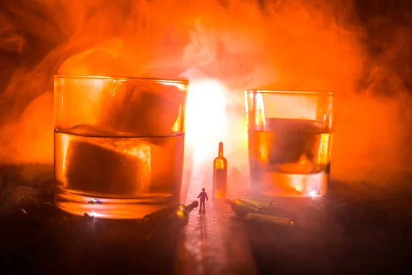 Pojęcie Abstrakcyjne Alkoholizmu Sylwetka Człowieka Stojącego Połowie Drogi Mglisty Wieczór — Zdjęcie stockowe